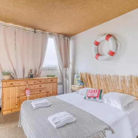 Apartment De Front De *