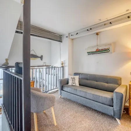 De Front De Apartment