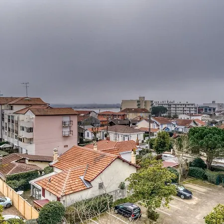 De Front De Apartment