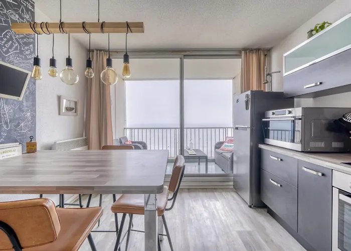 Apartment De Front De *
