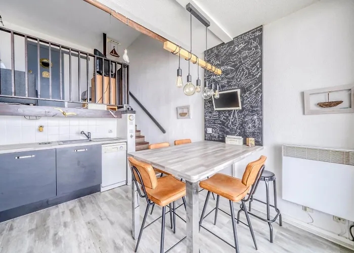 De Front De Apartment *