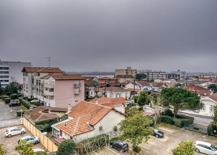 De Front De Apartment